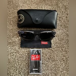 Ray-Ban Wayfarer Classic Gray Sunglasses